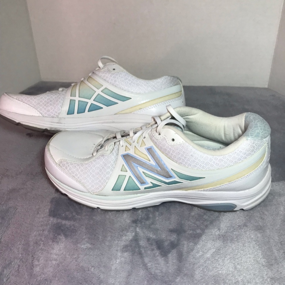 New Balance Sneakers Athletic shoes walking running Womens white size 10